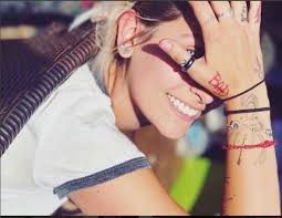 Paris Jackson Honors Late Dad Michael With Perfectly Chosen Tattoo 22 Words Paris Jackson Paris Jackson Tattoo Michael Jackson Tattoo