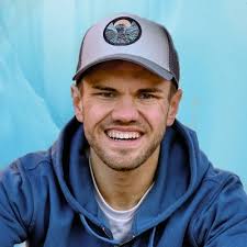 My company started failing this time last year—and that's when a lot of you  started following me. 👀 Today is Sunday and I don't wanna do real content,  so here's an intro