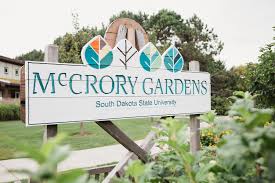 Mccrory gardens befindet sich in brookings. Emily Tucker Mccrory Gardens Wedding Brookings South Dakota The Coys