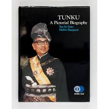 Tan sri unvanını taşıyan panglima mangku negara (pmn), dato 'paduka ve dato' paduka mahkota selangor unvanlarını taşıyan seri paduka seri setia sultan abdul halim muadzam shah (dhms) ödülüne layık görüldü. Tunku A Pictorial Biography 1903 1957 Sponsored By Mohamed Khir Johari And Datuk Lim Sun Hoe By Sheppard Tan Sri Dato Mubin 1985 John Randall Books Of Asia Aba Ilab