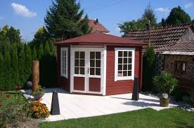 Das 5 Eck Gartenhaus In Schwedenrot Und Weiss Sieht Super Schick Aus Auch Die Gepflasterte Terrasse Passt Perfekt Dazu Die Mo 5 Eck Gartenhaus Gartenhaus Haus