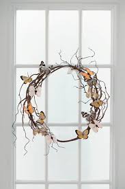 Fruhlingsdeko Selber Machen Fenster Kranz Aus Zweigen Schmetterlinge In 2020 Kranze Diy Fruhlingsdekoration Diy Schmetterling
