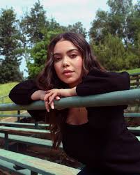 Ze is dakloos en woont in een bus. Auli I Cravalho On Her New Netflix Drama And The Smell Of Wet Dog The New York Times