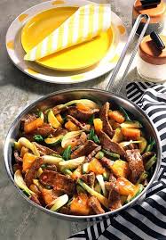 Rindergeschnetzeltes Mit Lauchzwiebeln Zucchini Und Ananas Rezept Lecker Rindergeschnetzeltes Rindergeschnetzeltes Rezept Geschnetzeltes