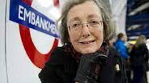 La historia de amor de una mujer que viaja todos los días en el subte para  escuchar la voz de su esposo fallecido