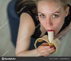 Mulher chupando banana