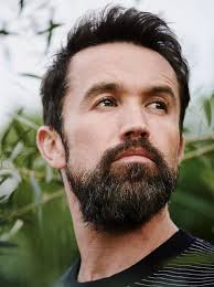 Robert dale rob mcelhenney (14 aprilie 1977) este un actor american cel mai bine recunoscut pentru rolul sau, mac, din sitcomul it's always sunny. Rob Mcelhenney Biography Age Wife Net Worth Tattoo Fat Movies