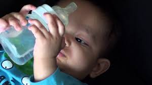 Babies are encouraged to drink from a cup starting at 6 months of age. Baby Found New Way To Drinking Water 8 Month Old Philips Avent Classic Bottle Youtube