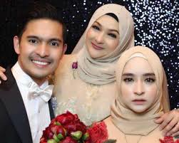 Anak sulung kepada pelakon, penerbit dan pengarah, datuk ziela jalil, puteri julia nabilah kini sudah bergelar doktor. Tahniah Ziela Jalil Bakal Timang Cucu Pertama