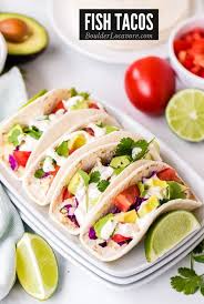 Deliciosos en sus tortillas de maíz recién hechas, con rebanadas de piña, cilantro y cebolla. Tacos De Pescado Una Receta Fresca Y Fabulosa Receta Facil Y Saludable
