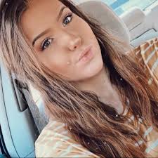 Elisabeth Yates's Instagram, Twitter & Facebook