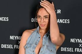 La belle agathe auproux s'est offert un nouveau sac d'une marque de luxe. 3w5uetemac8nnm