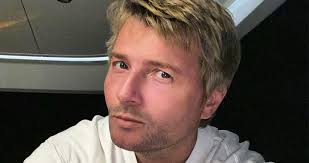 Артем артемьев давно не снимается в кино и не появляется на публике. Na Scene Uzhe Davno Poet Dvojnik V Seti Pytayutsya Ponyat Kuda Delsya I Chem Bolen Naturalnyj Blondin Nikolaj Baskov