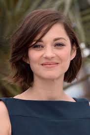 Cette coupe est faite pour celles qui ont le visage carrée, ou en trapèze. Carre Plongeant Court L Experience Ma Femme Chez Le Coiffeur