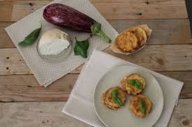 Sbattete 1 o 2 uova, a seconda della quantità, e salate. Melanzane Indorate E Fritte Con Provola Affumicata E Basilico