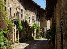 Les plus beaux villages de France. À Pérouges, plongez dans le Moyen Âge