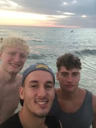 Hello everyone, I am currently doing a road trip through Andalusia and will  be in Sevilla this evening. Looking to meet people interested in  travelling, entrepreneurship, boardgames or just hanging out.