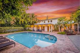 Helpful staff can provide luggage storage and access to locker space. Airbnb Mansions In Miami 24 Luxury Villa Vacation Rentals In Fl