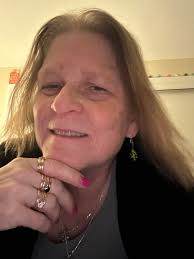 I hate such crazy parties. I'd rather stay home alone 😆