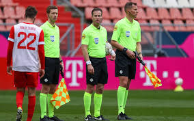 Afgelopen vrijdag, 27 januari 2017, was betaald voetbal scheidsrechter danny makkelie uitgenodigd om een lezing te geven voor de scheidsrechters van onze vereniging. Assistent Scheidsrechter Jan De Vries Uit Gytsjerk Gelooft Het Pas Als Hij Echt Op Het Ek Voetbal Staat Friesch Dagblad