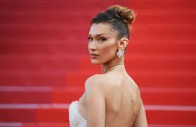 In 2016, she was voted model of the year by industry professionals for models.com. Bella Hadid Protestuet Za Palestinu Gosudarstvo Izrail V Otvet Zhestoko Ugrozhaet Ej Nachedeu