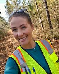 Caleb Bryan He/Him My name is Caleb Bryan and I'm a PhD candidate from the  Univeristy of Saskatchewan. I study how plant stress, like drought or pest  damage, influences bumble bee choices