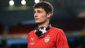 La selección publicó en twitter una foto del jugador, caminando con su. Pavard En Iyilerden Biri Oldugum Icin Bayern E Gidiyorum