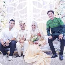 He is the eldest child of four siblings two young brothers and has one young sister. 19 Gambar Sekitar Majlis Resepsi Hafidz Roshdi Dan Isteri Berita Memey