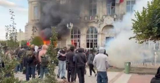 ماذا يحدث فى فرنسا.. وما أسباب الاحتجاجات؟.. فيديو