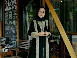 Nissa yang mempunyai nama asli khoirunnisa ini adalah gadis asal lumajang yang berusia 19 tahun. Biodata Nissa Sabyan Profil Biografi Pendidikan Karier Foto