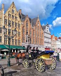 Belgica meubles a une salle d'exposition de 5000 m2, un grand stock et un service de livraison. Grote Markt Ou Grande Praca De Bruges Na Belgica Essa Praca Enorme Esta Situada No Coracao Da Cidade Entre Os Monumentos Que Ficam Ao Redor Da Grote Markt De