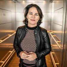Annalena baerbock verkörpert deutlich mehr aufbruch als ihre konkurrenten armin laschet und olaf scholz. Ist Annalena Baerbock Mit 40 Zu Jung Furs Kanzleramt Lass Mal Alter