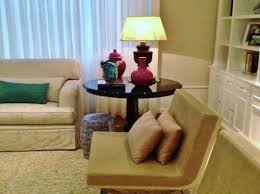 Também conhecida como mesa de escritório em l, ou mesa lateral para escritório, esse modelo de mesa tem algumas peculiaridades. Mesa De Canto Lateral Como Usar E 87 Fotos De Ambientes Decorados