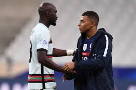 La faute à la défaite malvenue concédée face à manchester united à domicile. Psg Manchester United Les Compos Probables Avec Danilo Et Sans Cavani