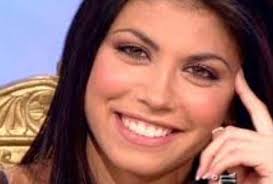Al mare con la piccola martina, flora canto ed enrico brignano brindano alla serenità in famiglia. Flora Canto A Uomini E Donne La Compagna Di Brignano Era Tronista
