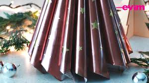 Renkli kağıtları kullanarak birbirinden renkli yılbaşı ağacı süsü yapabilirsiniz. Evde Mini Cam Agaci Nasil Yapilir