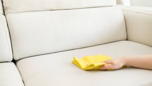 Um schäden an deinem sofa zu vermeiden, solltest du ausschließlich dampfreiniger. Sofa Reinigen Tipps Fur Saubere Polstermobel Otto Sofa Reinigen Olflecken Entfernen Ledersofas Reinigen