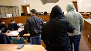 Das urteil nach dem islamischen recht der scharia sei von medizinern im dienst der sudanesischen regierung vollstreckt worden, erklärte human rights watch am mittwoch unter berufung auf. Prozess Um Scharia Polizei Geldstrafen Fur Angeklagte Politik Sz De