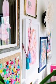 Como Colgar Cuadros Sin Agujeros De Forma Sencilla Colgar Cuadros Sin Agujeros Colgar Cuadros Galerias De Pared