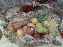 1 bride's basket is a modern moniker for something often referred to as cake, berry or fruit bowls or baskets.this made perfect sense, since those are the types of items one would expect to find in the baskets. Wedding Decorations Basket Decoration Fruit Basket Diy Gift Flower Garland Wedding