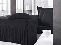 Le lenzuola sono un accessorio indispensabile in se hai le lenzuola rosse o nere rischi maggiormente che questo tipo di insetti prolifichino nel letto, mentre con lenzuola bianche, gialle o verdi si può stare. Biancheria Da Letto Nera 40 Foto Un Set Di Nero E Rosso Con Rose Semplici Opzioni E Recensioni