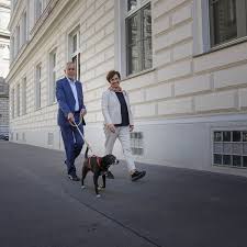 Most of the cast were thrust into stardom at an early age. Entspannter Staatschef Van Der Bellen Schritt Mit Frau Und Hund Zur Urne Krone At