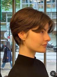 Anyone need a colour model! I'm very bored of this grown out hair open to  suggestions. Scalp bleach to create a universal fun colour Or a balayage  lightening the ends. Just something