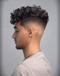 Long Top Short Sides Curly Haircuts For Men Menshaircutideas En 2020 Hombres Con Cabello Rizado Pelo Rizado Hombre Pelo Crespo Hombre