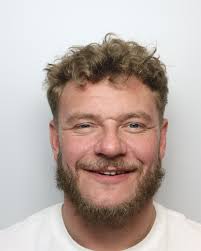 A danger driver who was involved in a high-speed police pursuit left his  trainer behind when he fled the scene of a crash ⬇️🚨  https://trib.al/BfalYji