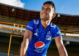 Ni la lluvia fue impedimiento para que decenas de aficionados se agolparan a las afueras del lugar, para mostrar su apoyo al equipo con cánticos. Millonarios Presento Su Nueva Piel Futbol Hoy