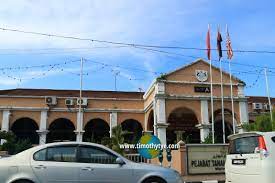 Keduanya tidak hanya sebagai pejabat pemerintahan melainkan juga ulama yang masyur yang makamnya hingga kini selalu ramai dikunjungi para peziarah. Jalan Hospital Kota Bharu