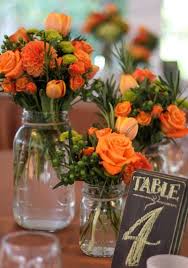 L'enseigne carrément fleurs, réseau de fleurs coupées et compositions florales originales a réalisé un tutoriel permettant de découvrir comment réaliser un. 10 Centres De Table Embellis De Fleurs Automnales Mariage Com