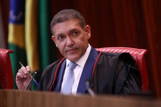 Nunes Marques TSE rede perfis falsos Flávio Bolsonaro