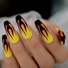 Las uñas artísticas son bonitas y pueden usarse en uno o más dedos. Unas Postizas Con Llama Negra Para Mujer De Ataud Forma Extra Largas Color Amarillo Naranja Ombre Mate Fuego 24 Uds A Anvas Info